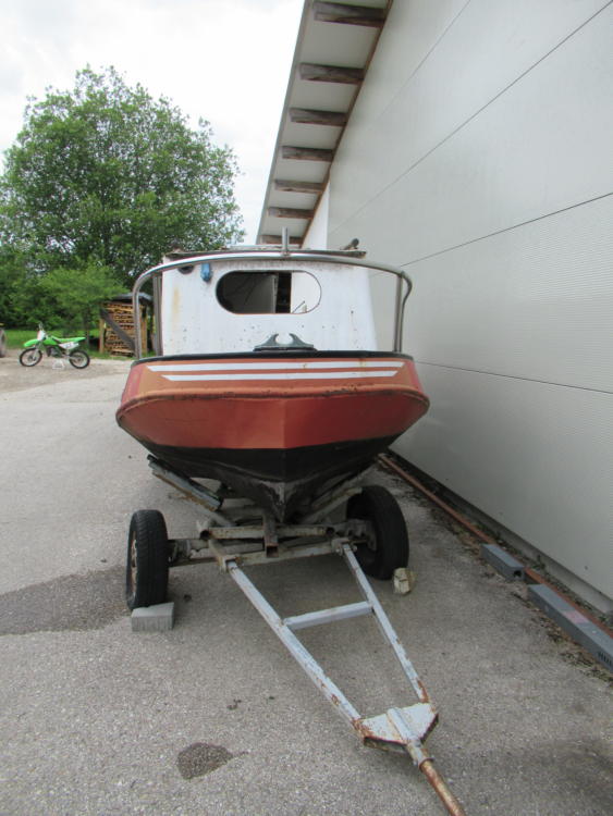 bastler-stahlboot-entkernt-6-m-mit-hafentrailer