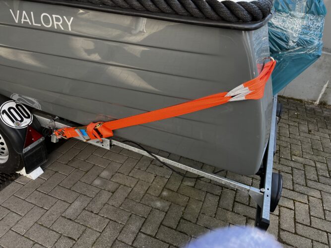 biete-hier-ein-kleinboot-mit-passendem-trailer-und-umfangreichen-zubehoer