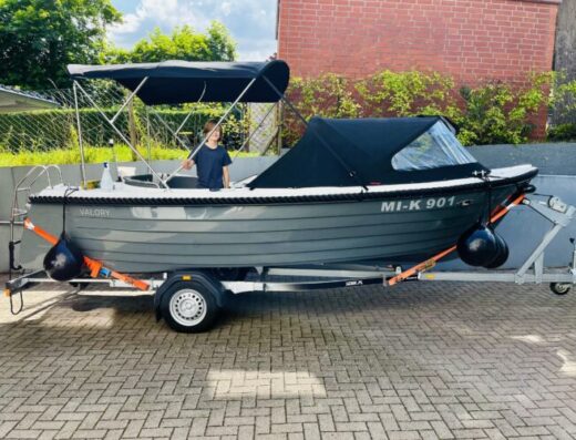 Biete hier ein Kleinboot mit passendem Trailer und umfangreichen Zubehör