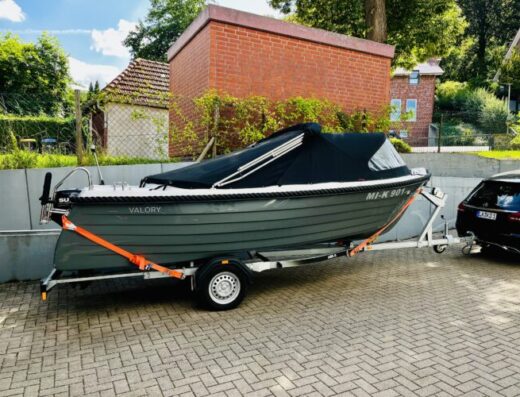 Biete hier ein Kleinboot mit passendem Trailer und umfangreichen Zubehör