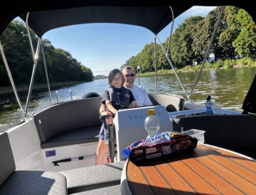 Biete hier ein Kleinboot mit passendem Trailer und umfangreichen Zubehör