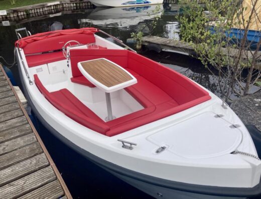 Motorboot Corsiva 475 New Age: Liegefläche, Badeleiter, Mercury 15 PS – führerscheinfrei
