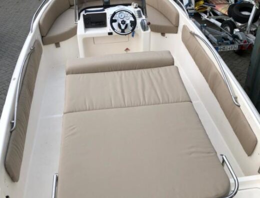 Motorboot Konsolenschiff Rio Sol 600 130PS mit große Liegefläche und neuer Polsterung