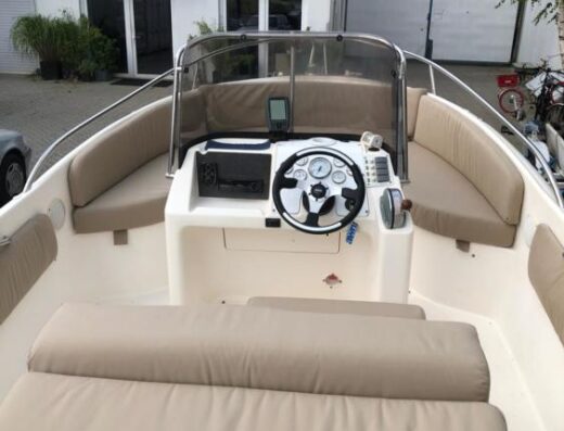 Motorboot Konsolenschiff Rio Sol 600 130PS mit große Liegefläche und neuer Polsterung