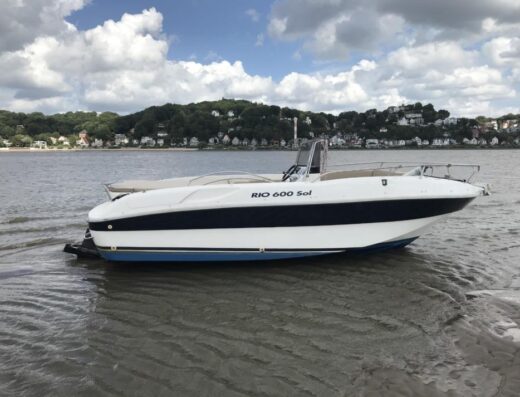 Motorboot Konsolenschiff Rio Sol 600 130PS mit große Liegefläche und neuer Polsterung