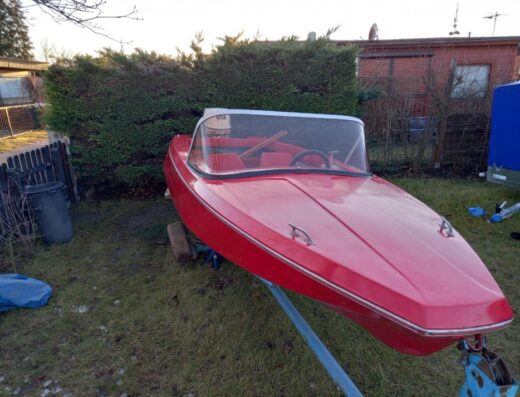 Motorboot mit Anhänger