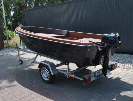 Motorboot mit Sundeck und Motor