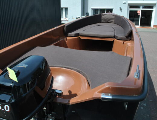 Motorboot mit Sundeck und Motor