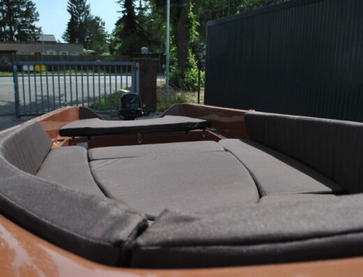 Motorboot mit Sundeck und Motor