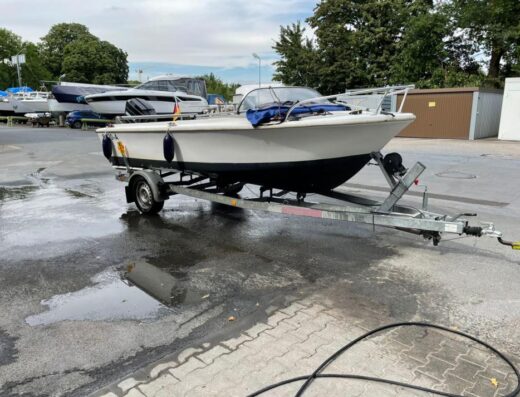 Motorboot mit Trailer