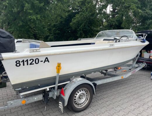 Motorboot mit Trailer