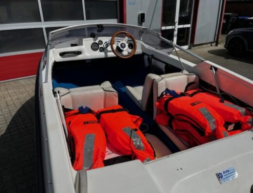 Motorboot / Sportboot inkl. Außenborder und Trailer