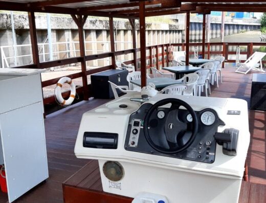 Partyfloss Motortrimaran