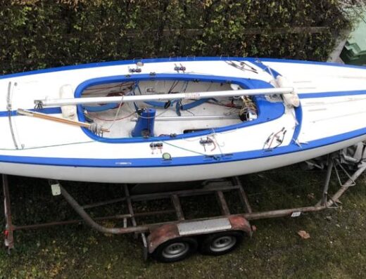 Soling Sport-Segelboot mit Trailer