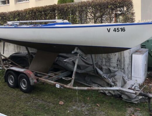 Soling Sport-Segelboot mit Trailer
