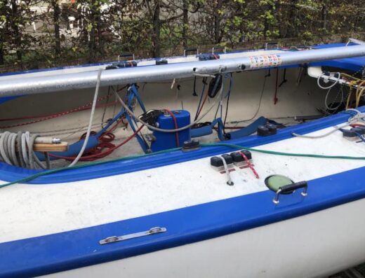 Soling Sport-Segelboot mit Trailer