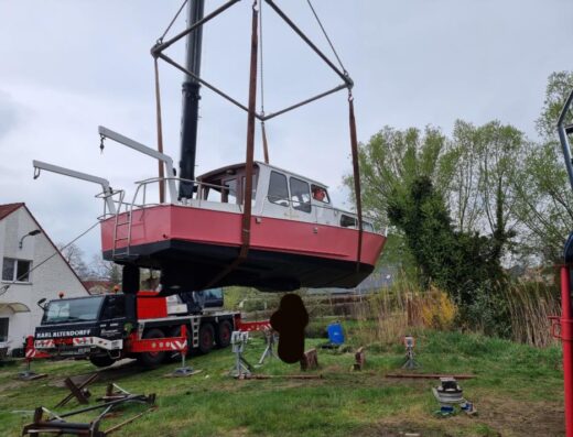 Stahlverdränger Kajütboot