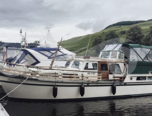 Klassisches Stahl-Motorboot - Projektboot
