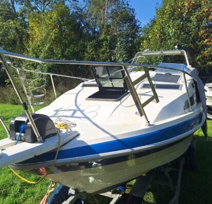 Bayliner 2455 für Außenborder inklusive 3t Trailer